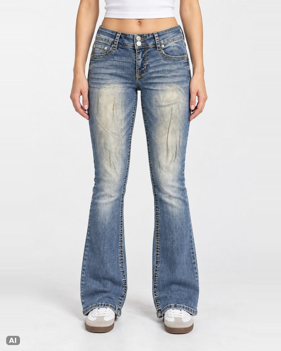 Wallflower Luscious Curvy Mid-Waist Bootcut-Jeans – Gr. EU 34 / XS – Ganzkörper, KI-Visualisierung am Model