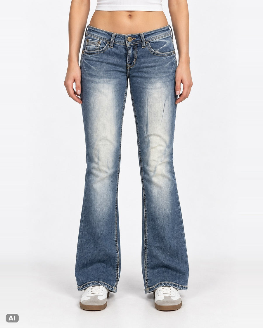 WallFlower Low Waist Bootcut Jeans – Gr. EU 32 / XXS – Ganzkörper, KI-Visualisierung am Model