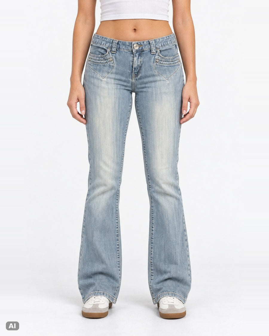 Daisy Fuentes Mid Waist Bootcut Jeans – Gr. EU 42 / XL – Ganzkörper, KI-Visualisierung am Model
