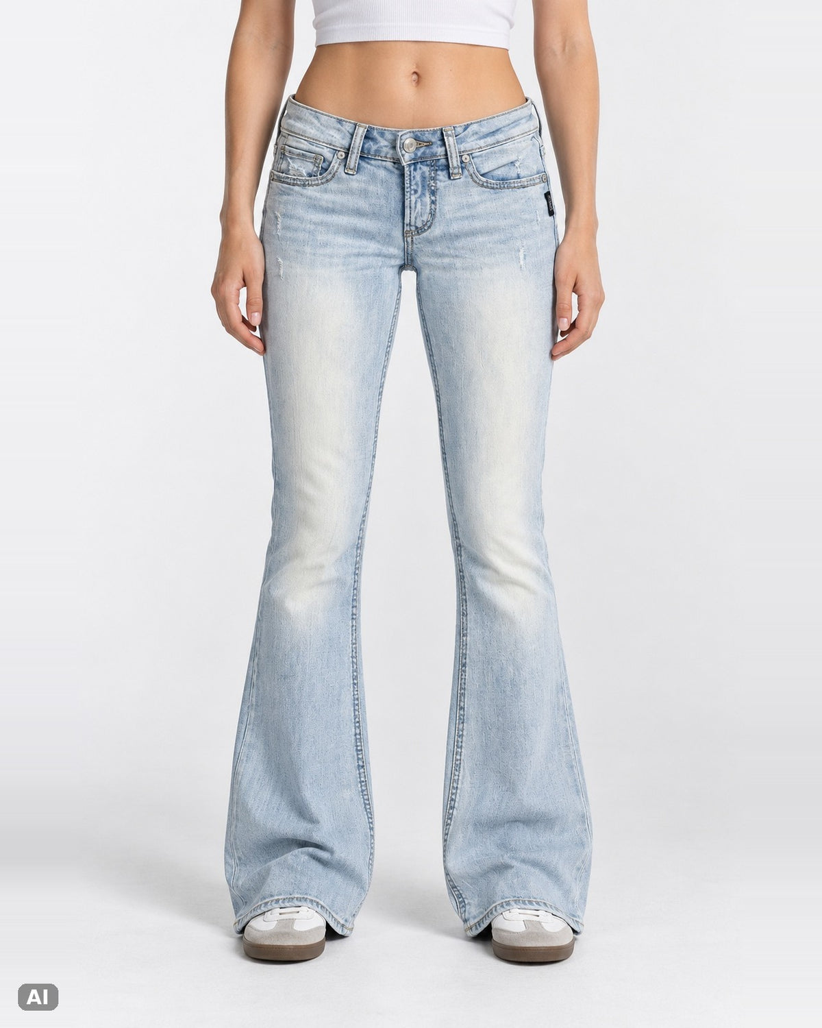 Silver Jeans Co Low Waist Flare Jeans – Gr. EU 30 – Ganzkörper, KI-Visualisierung am Model