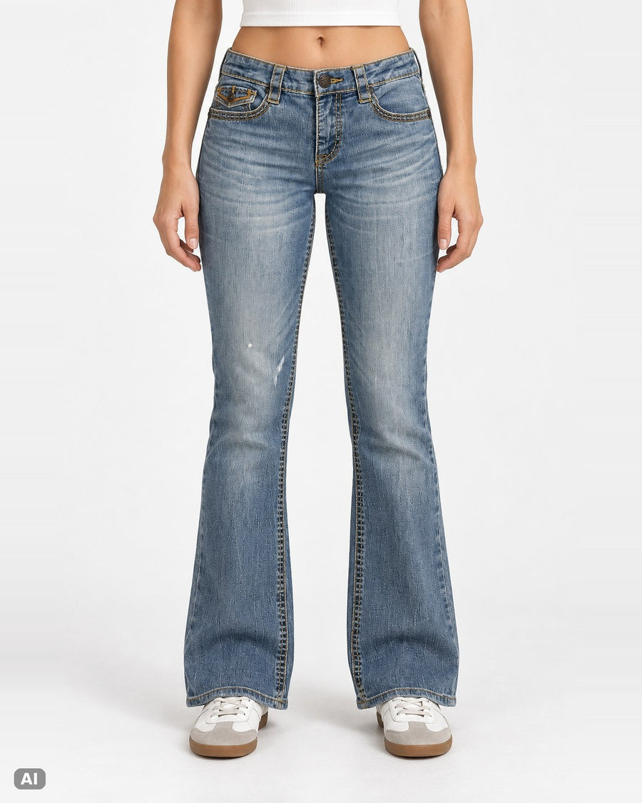 Supplies bestickte Mid-Rise-Bootcut-Jeans – Gr. EU 40 / L – Ganzkörper, KI-Visualisierung am Model