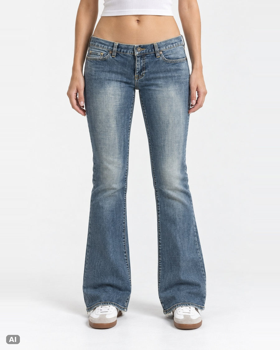LEI Ultra Low Waist Bootcut-Jeans – Gr. EU 40 / L – Ganzkörper, KI-Visualisierung am Model