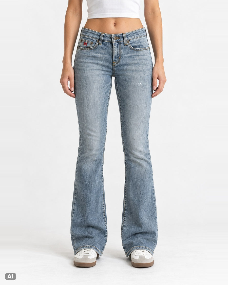 NFL Wellenstickerei Mid Rise Bootcut-Jeans – Gr. EU 34 / XS – Ganzkörper, KI-Visualisierung am Model