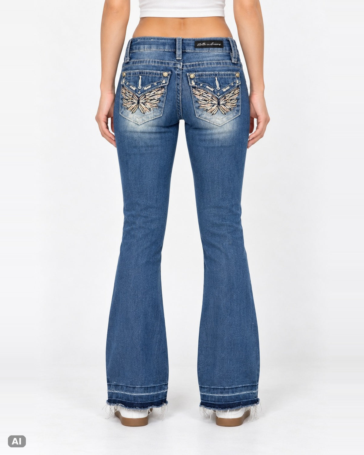 Stella in Dreams Low Waist Bootcut Jeans – Gr. EU 28 / XXS – Hinten, KI-Visualisierung am Model