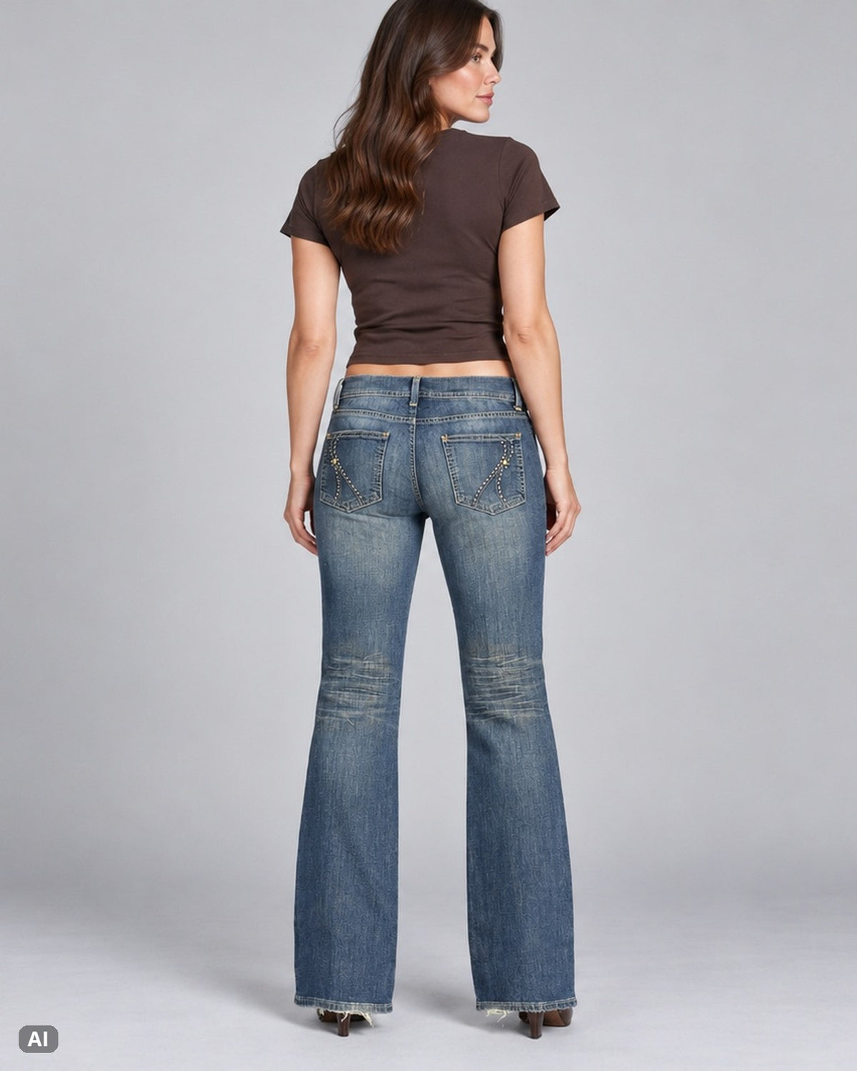 INC International Concepts Low-Waist-Bootcut-Jeans – Gr. EU 40 / L – Hinten, KI-Visualisierung am Model