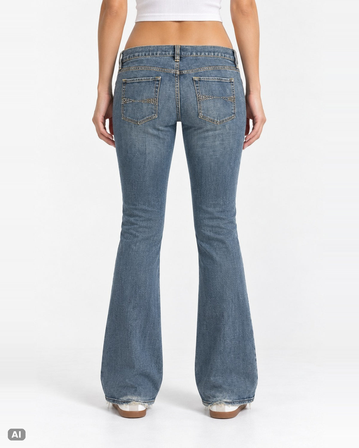 LEI Ultra Low Waist Bootcut-Jeans – Gr. EU 40 / L – Hinten, KI-Visualisierung am Model
