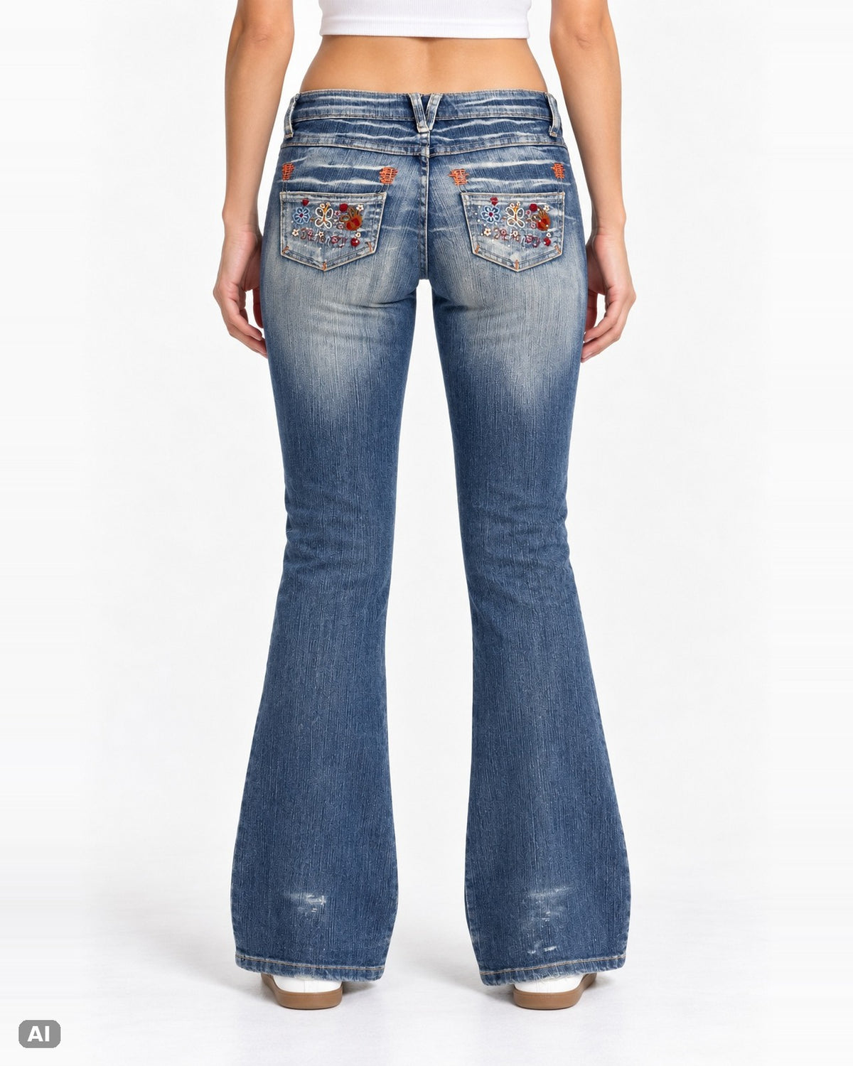 Obiettivo Industry Stickerei Low Rise Bootcut Jeans – Gr. EU 34 / XS – Hinten, KI-Visualisierung am Model
