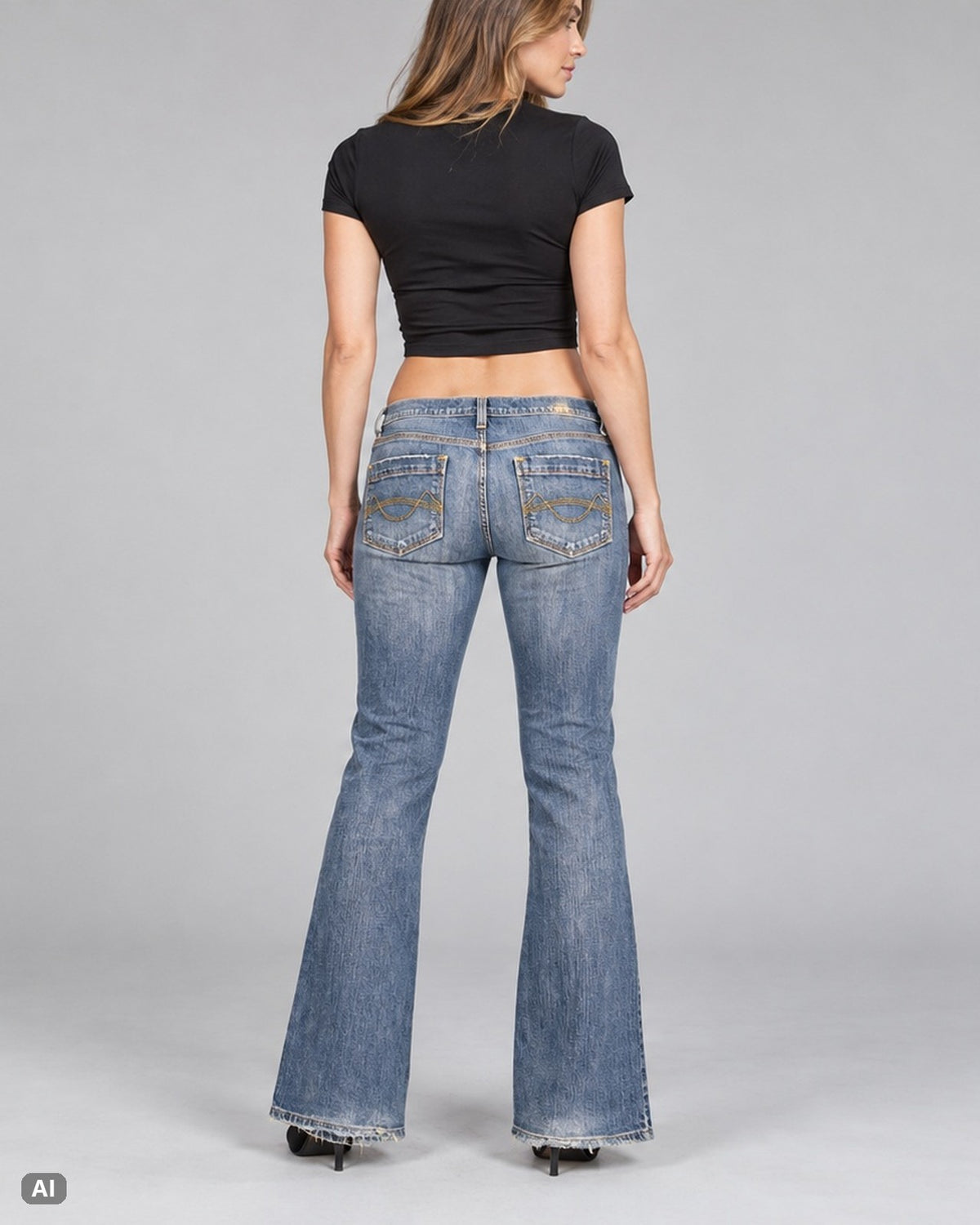 Mossimo Supply Co Low Rise Bootcut-Jeans – Gr. EU 40 / L – Hinten, KI-Visualisierung am Model