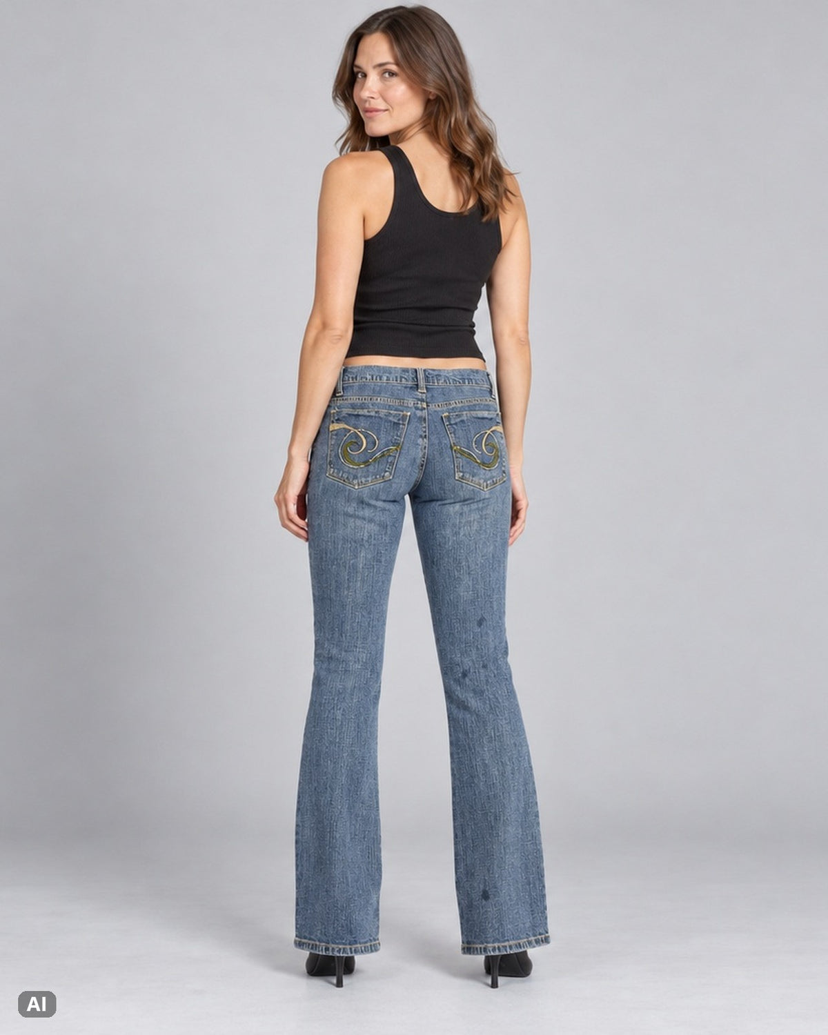 Zya Spiralstickerei Mid Rise Bootcut Jeans – Gr. EU 38 / M – Hinten, KI-Visualisierung am Model
