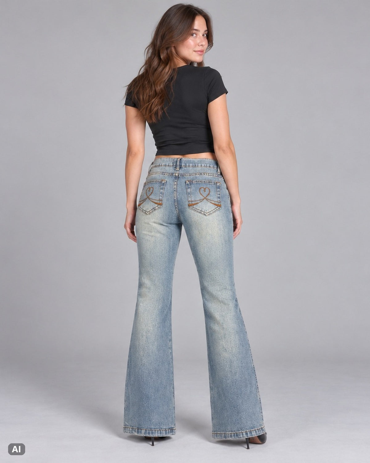 Steve & Barry’s Herzstickerei Mid Rise Bootcut-Jeans – Gr. EU 36 / S – Hinten, KI-Visualisierung am Model
