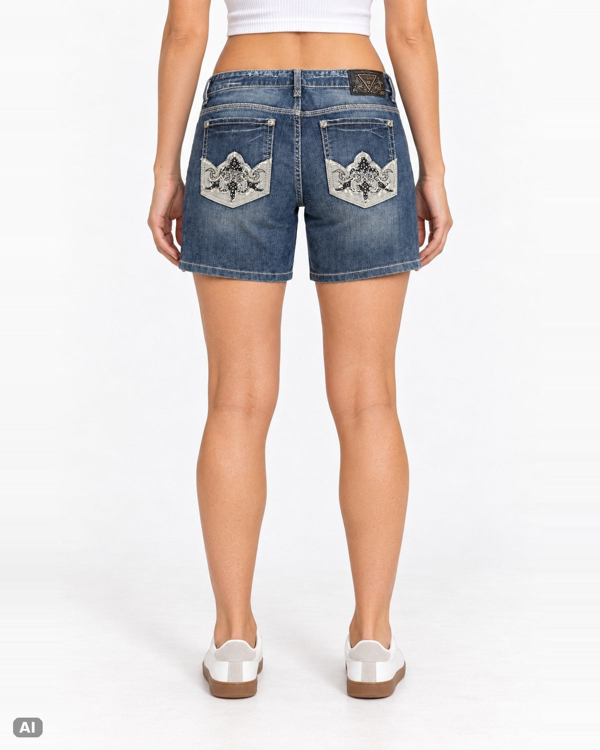 Guess Starlight Low Rise Straight Shorts – Gr. EU 40 / L – Hinten, KI-Visualisierung am Model