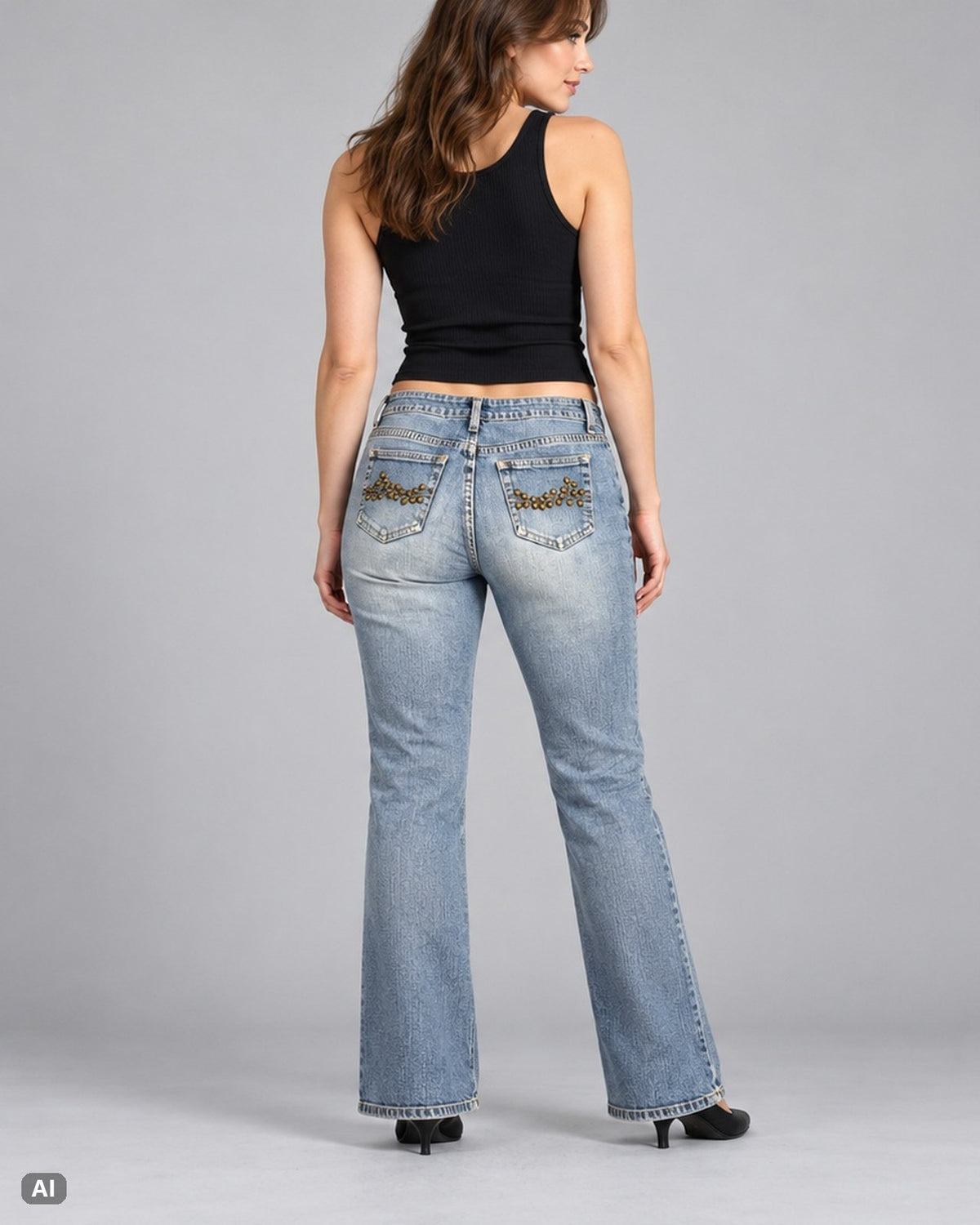 St. John's Bay Bootcut Mid Rise Jeans – Gr. EU 38 / M – Hinten, KI-Visualisierung am Model
