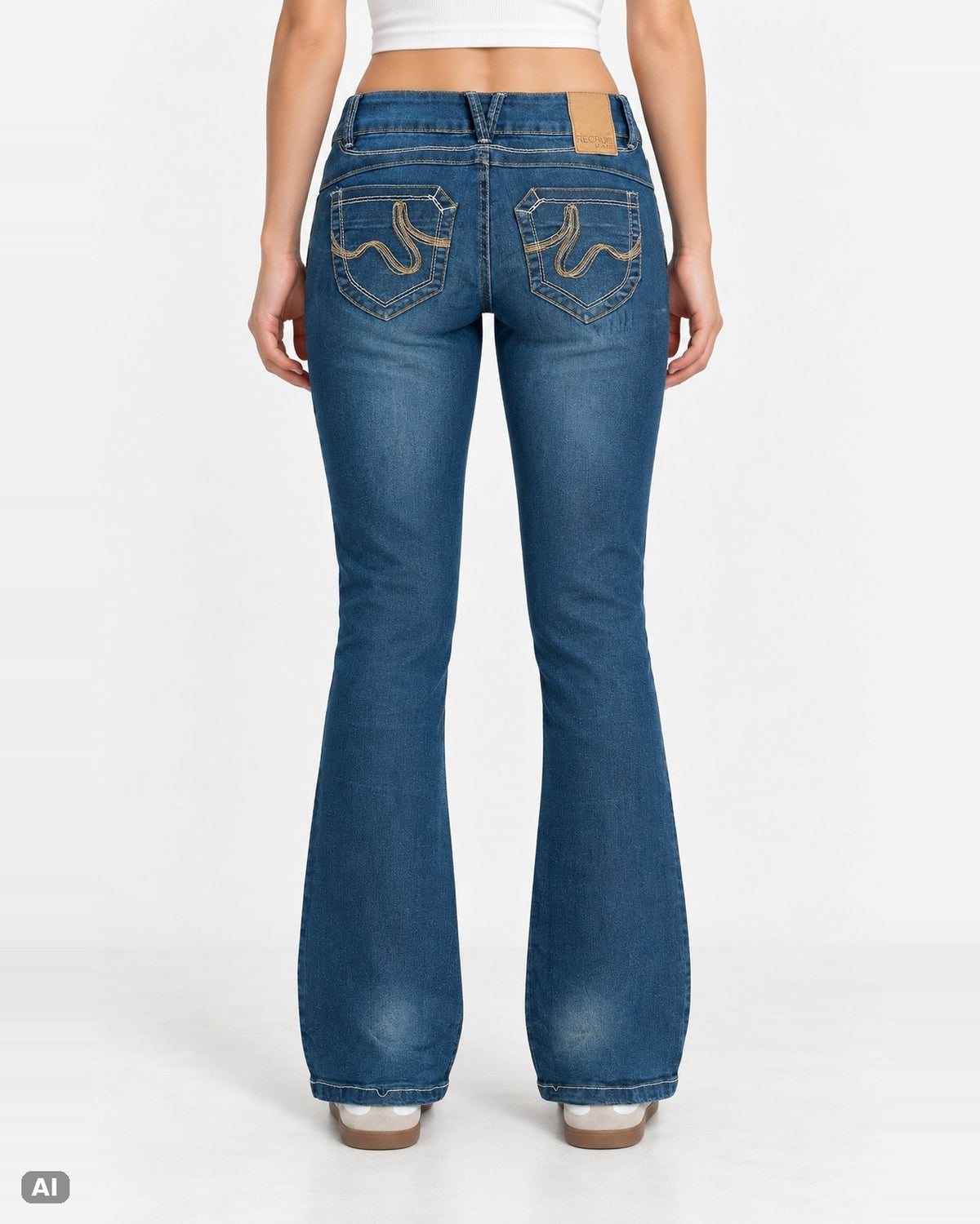 Recruit Jeans Low Waist Bootcut-Jeans – Gr. EU 34 / XS – Hinten, KI-Visualisierung am Model
