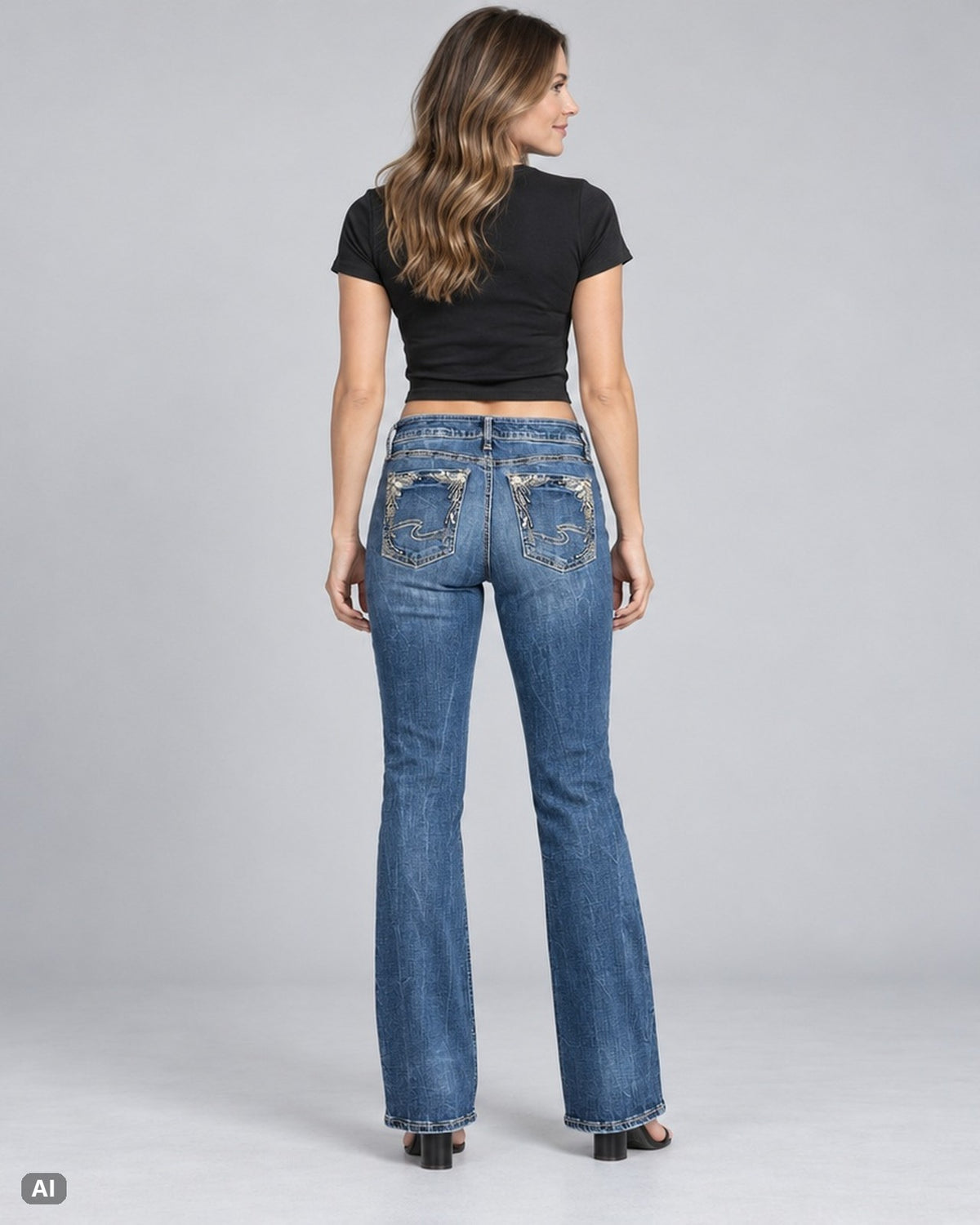 Silver Jeans Co Mid Waist Bootcut-Jeans – Gr. EU 36 / S – Hinten, KI-Visualisierung am Model