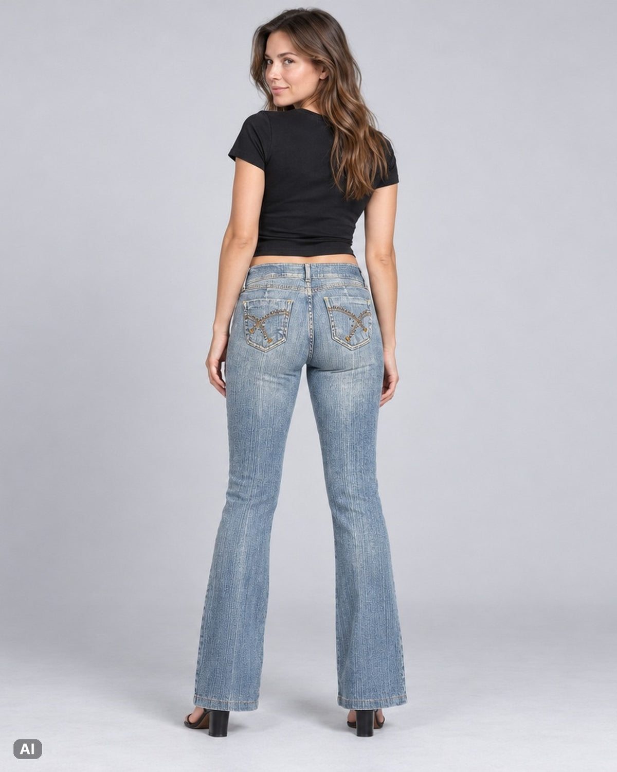 Vintage Mid Waist Bootcut Jeans – Gr. EU 36 / S – Hinten, KI-Visualisierung am Model