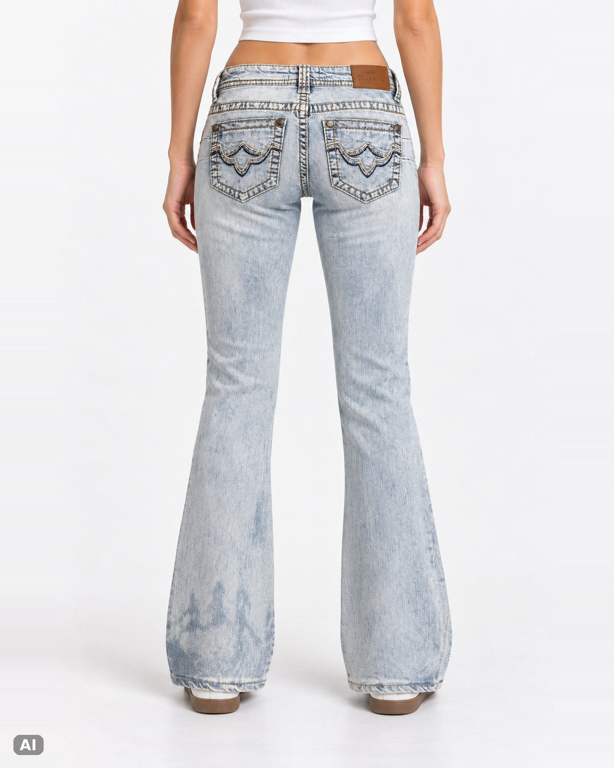Shyanne Low Rise Bootcut Jeans – Gr. EU 34 / XS – Hinten, KI-Visualisierung am Model