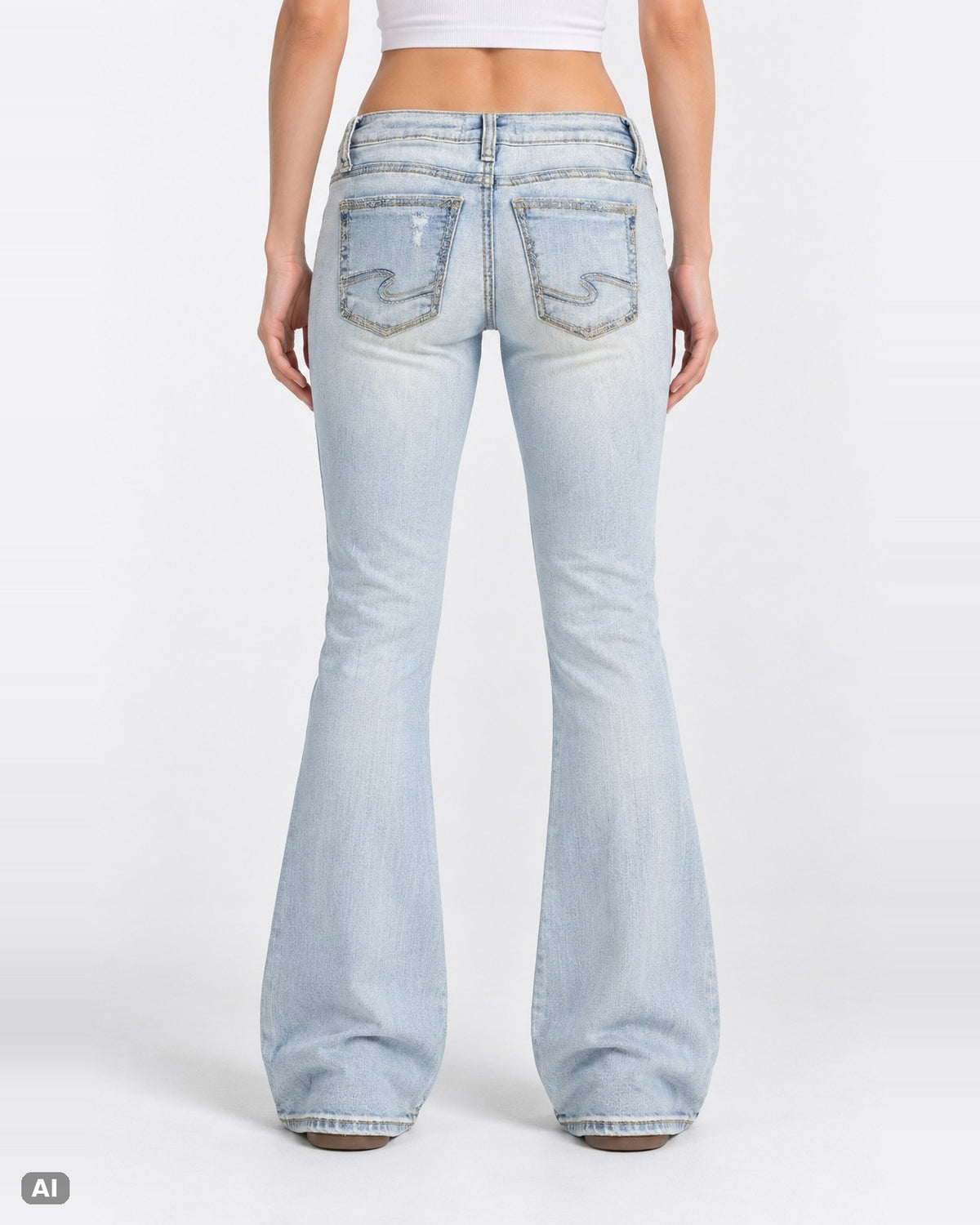 Silver Jeans Co Low Waist Flare Jeans – Gr. EU 30 – Hinten, KI-Visualisierung am Model