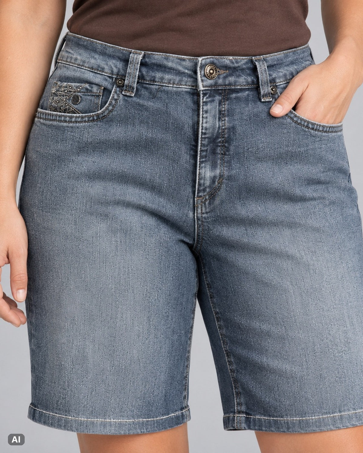 Gloria Vanderbilt Amanda, gerade Jeans-Bermuda – Gr. EU 36 / S – Detail vorne, KI-Visualisierung am Model