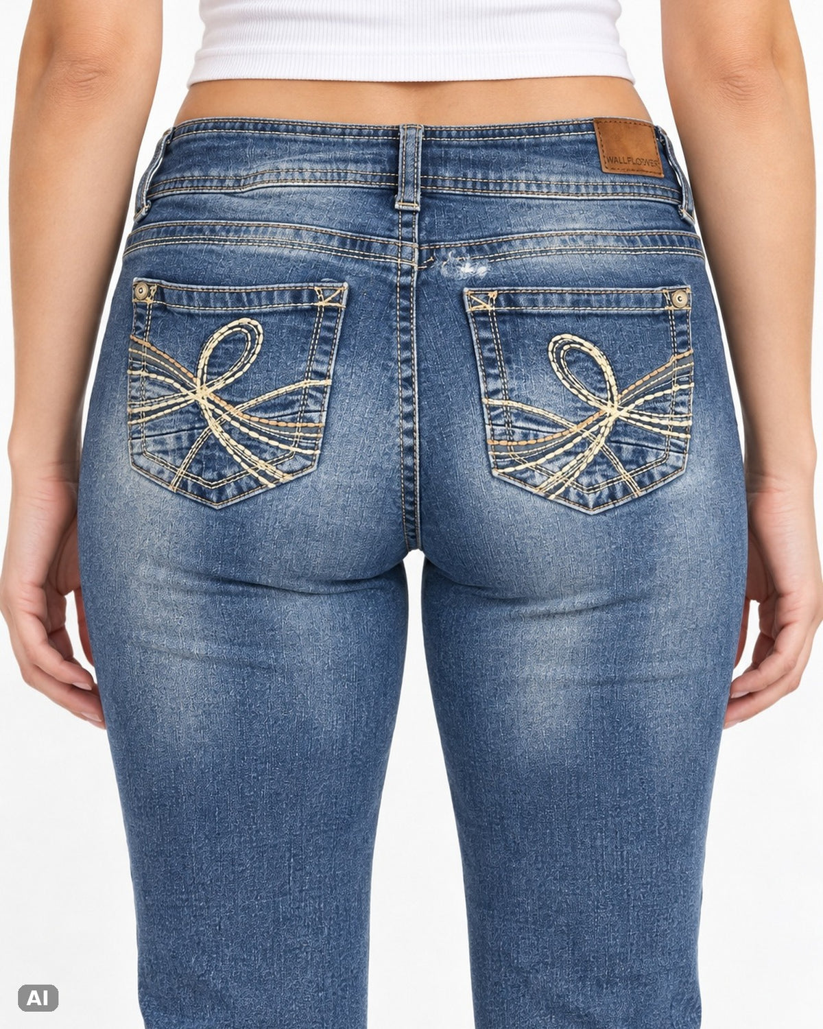 WallFlower Luscious Curvy Fit Bootcut Jeans… – Gr. W27 / EU 36 / S – Detail hinten, KI-Visualisierung am Model