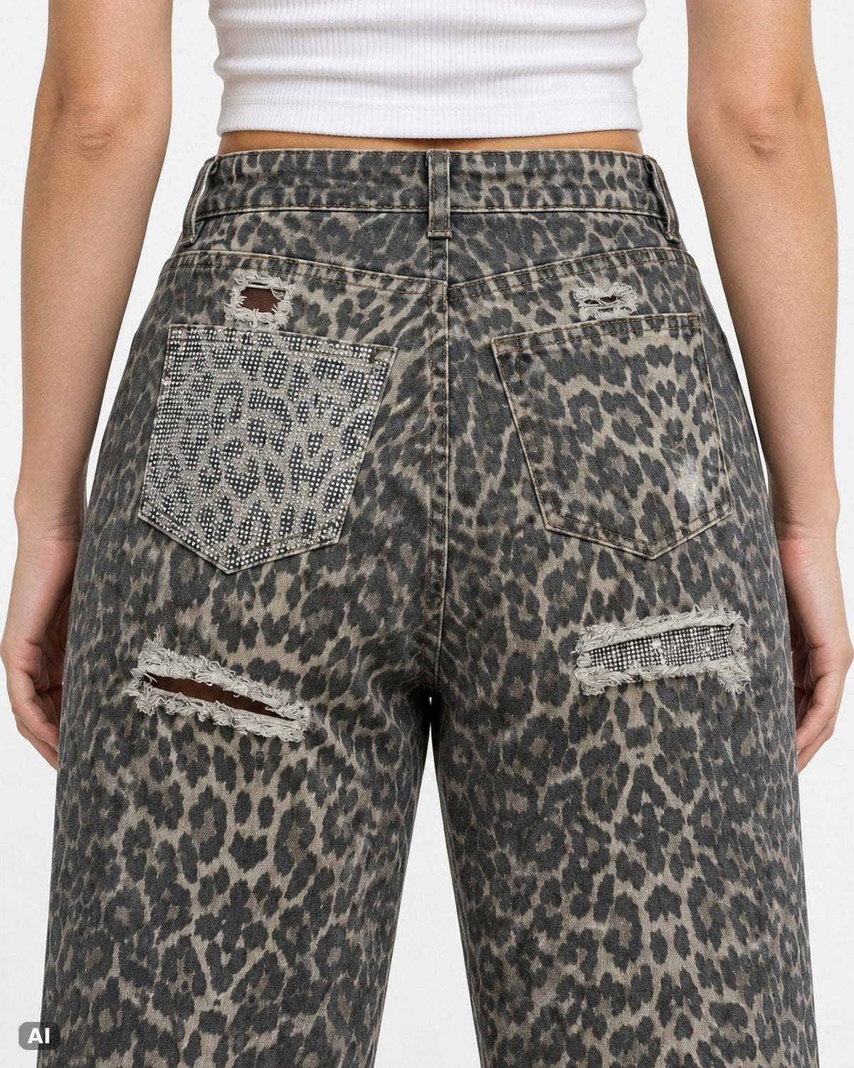 Marivy Wide Leg Jeans Damen mit Leopardenmuster Strass Taschen Y2K… – Detail hinten, KI-Visualisierung am Model