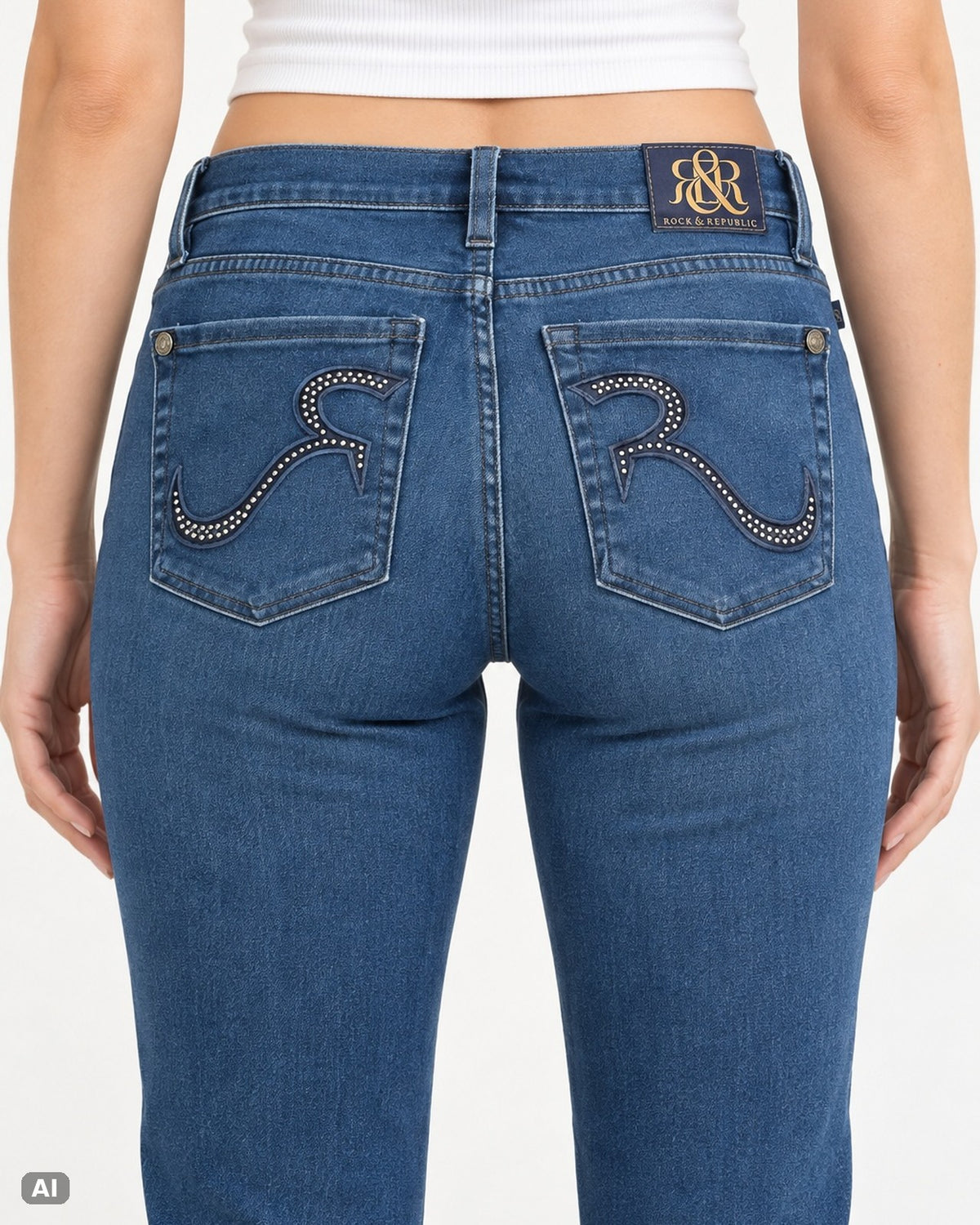 Rock & Republic Kasindra Bootcut Jeans – Gr. W28 / EU 38 / M – Detail hinten, KI-Visualisierung am Model