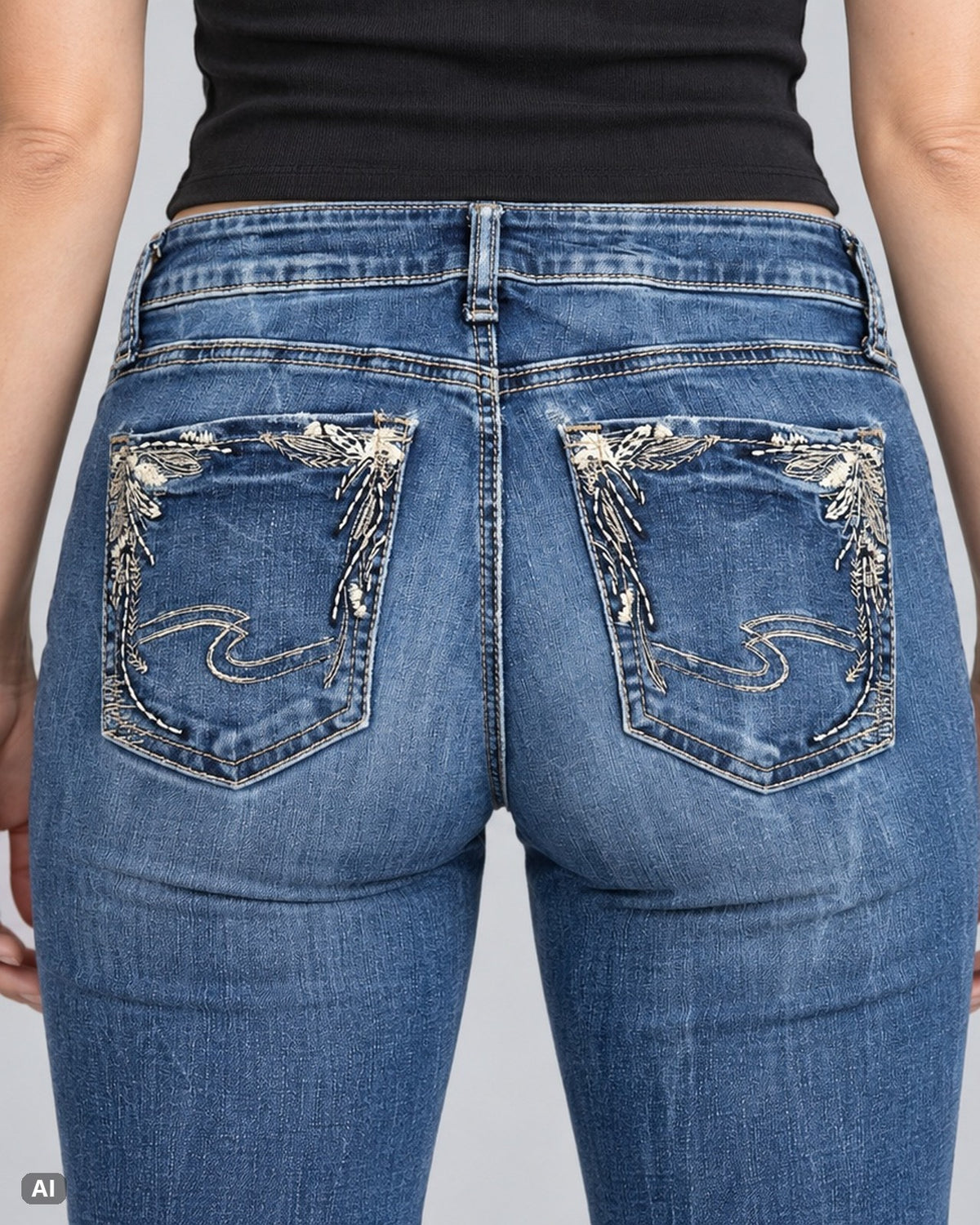 Silver Jeans Co Mid Waist Bootcut-Jeans – Gr. EU 36 / S – Detail hinten, KI-Visualisierung am Model