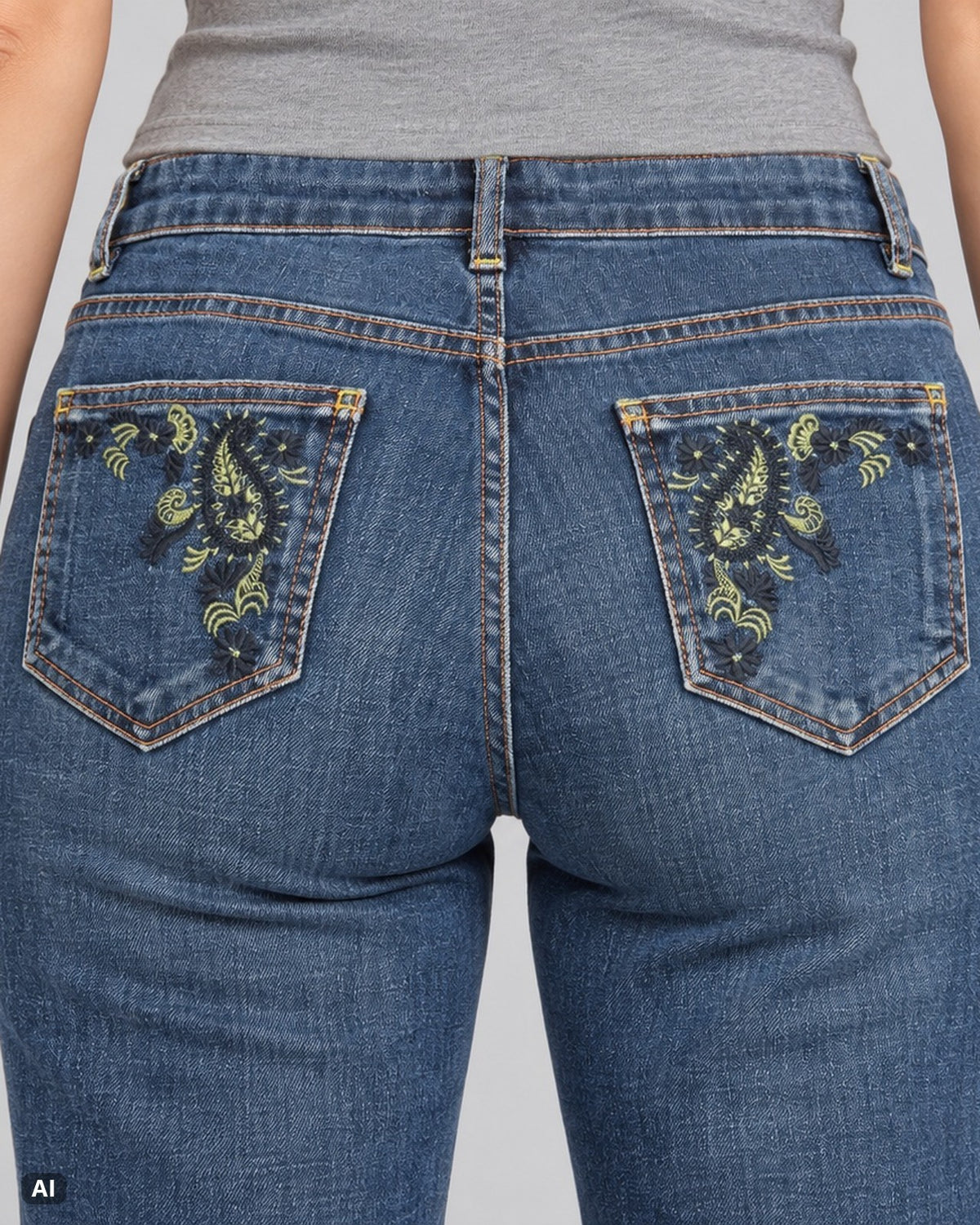 Per Una Bootcut Mid Rise Jeans – Gr. EU 36 / S – Detail hinten, KI-Visualisierung am Model