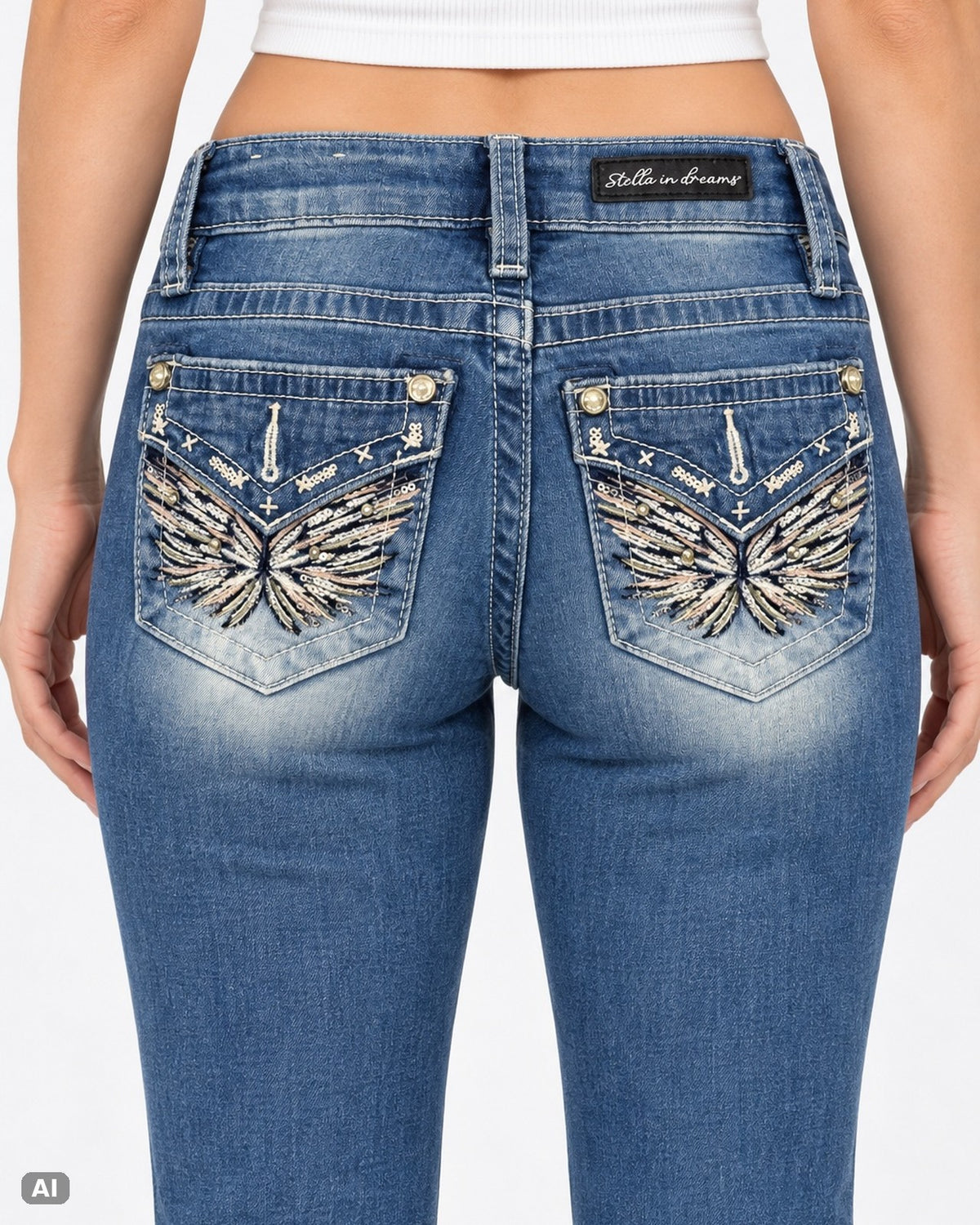 Stella in Dreams Low Waist Bootcut Jeans – Gr. EU 28 / XXS – Detail hinten, KI-Visualisierung am Model