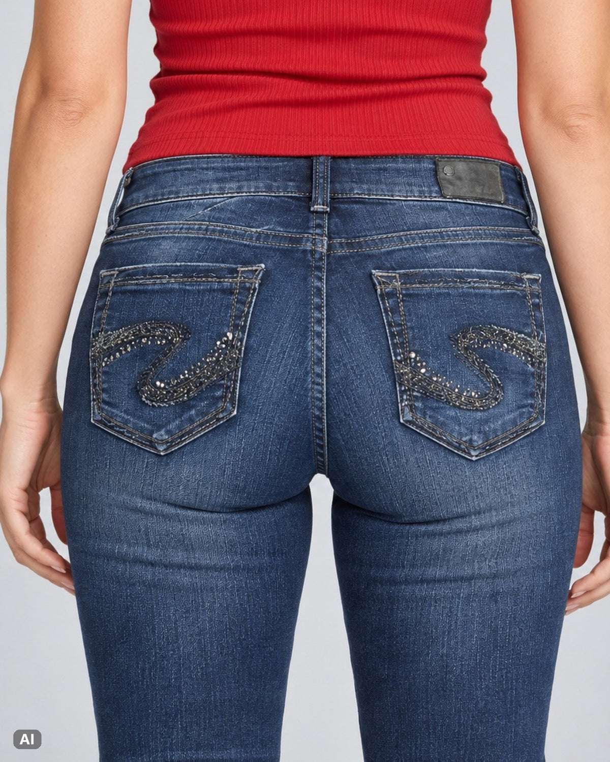Silver Jeans Suki Low Rise Bootcut Flare Fit – Gr. W29 / EU 38 / M – Detail hinten, KI-Visualisierung am Model