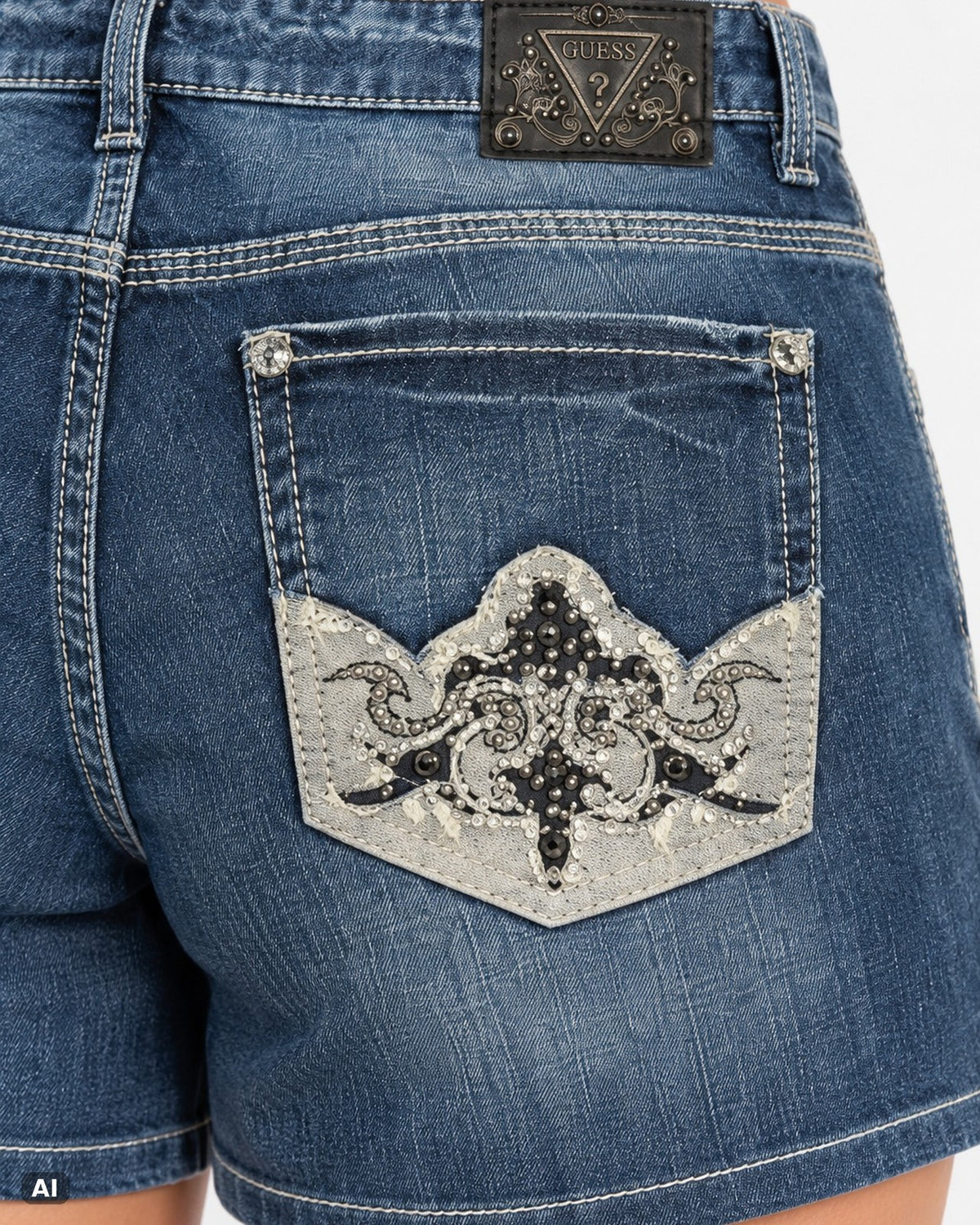 Guess Starlight Low Rise Straight Shorts – Gr. EU 40 / L – Detail hinten nah, KI-Visualisierung am Model
