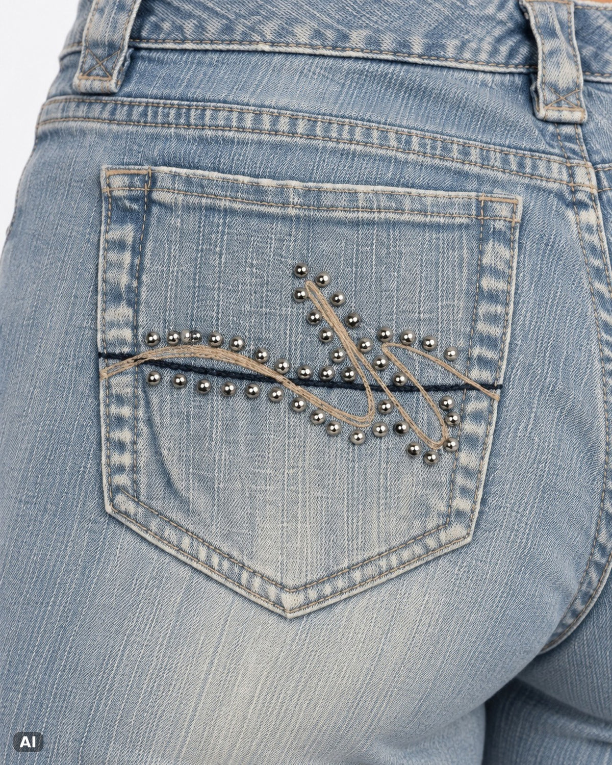 Daisy Fuentes Mid Waist Bootcut Jeans – Gr. EU 42 / XL – Detail hinten nah, KI-Visualisierung am Model