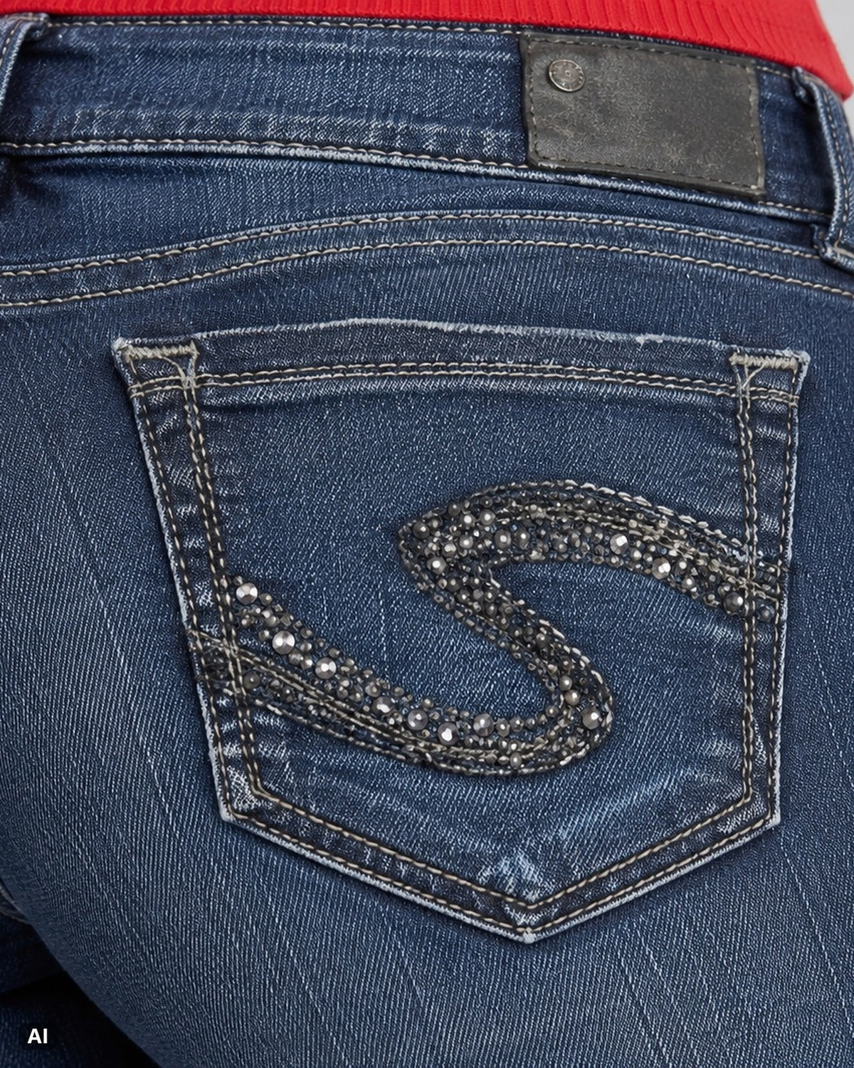 Silver Jeans Suki Low Rise Bootcut Flare Fit – Gr. W29 / EU 38 / M – Detail hinten nah, KI-Visualisierung am Model