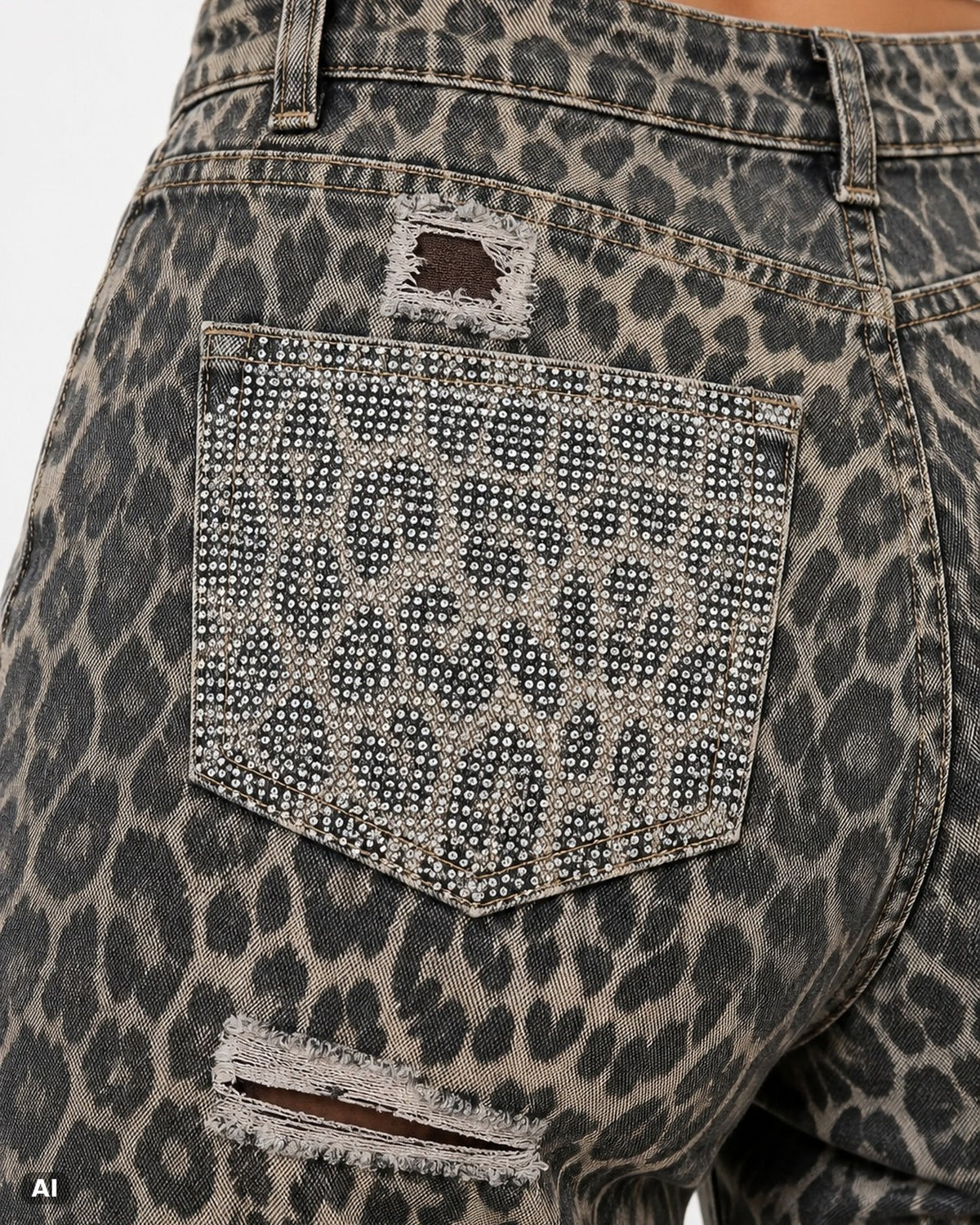 Marivy Wide Leg Jeans Damen mit Leopardenmuster Strass Taschen Y2K… – Detail hinten nah, KI-Visualisierung am Model